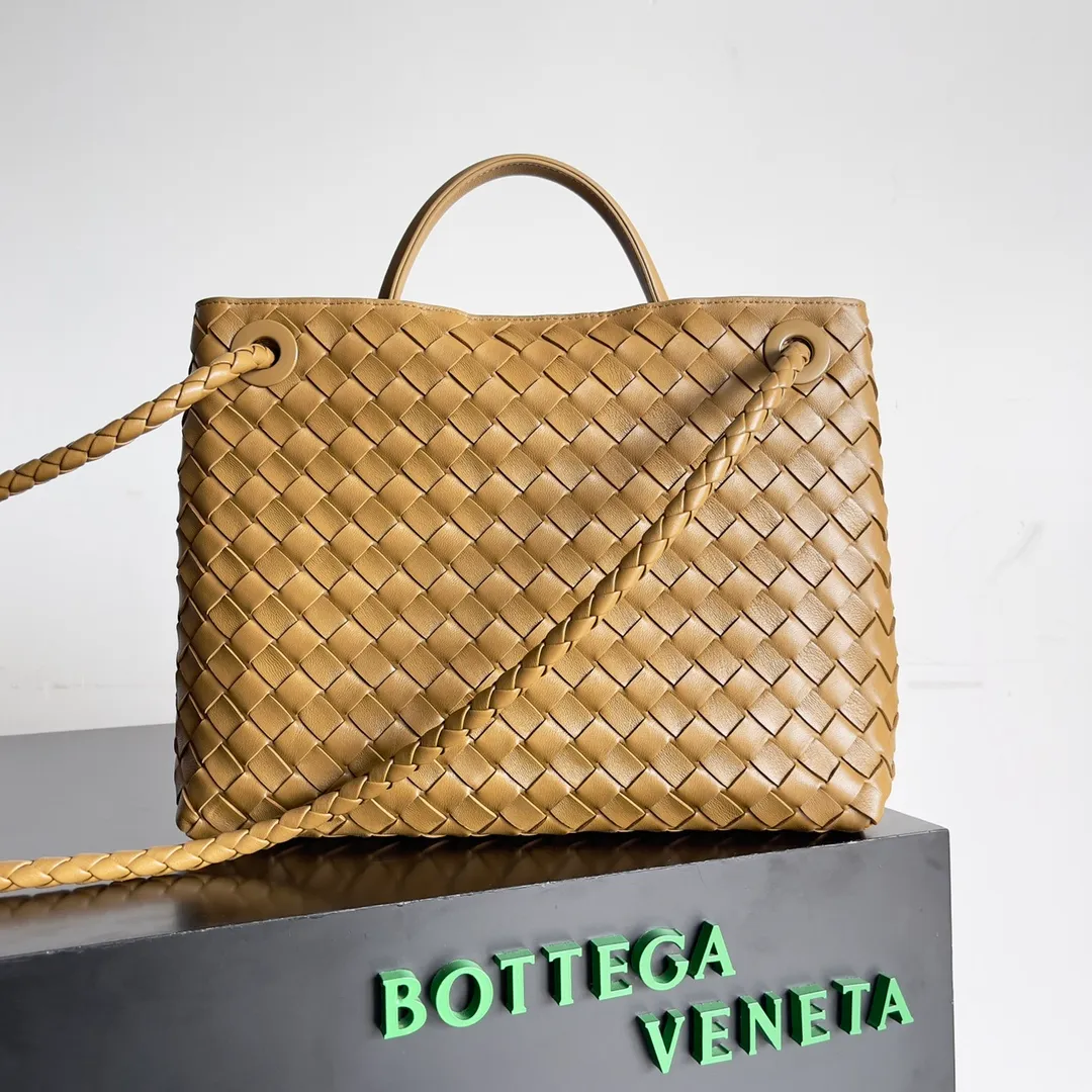 The 2023 new Andiamo batch of 2260 BV has been shipped‼ ️Really popular🔥The new Andiamo woven handbag launched by Bottega Veneta this season is really popular all over the world! ! Celebrities at home and abroad have worn it, and Oscar-winning actress Michelle Yeoh has taken it out on the street. Song Jia, Trai Yara, Yu Feihong, Sanji Ayaka, Rosie Hunting-Whiteley, Yoshioka Riho, etc. have all picked up this bag. It is classic and versatile, showing off its temperament, and the bag capacity is also large, which is very convenient for daily commuting! ! A variety of carrying methods, the shoulder straps can be adjusted by yourself, the original lambskin feels soft and delicate, and the unisex style breaks the gender boundaries and brings a more practical and long-lasting use experience. Andiamo, which has both elegant and casual styles, perfectly interprets the true appearance of "fashionable old money style". Style number: 743572 Size: 32*24*12